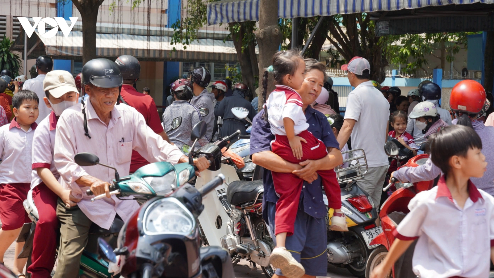 Phụ huynh TP.HCM đội nắng đón con về khi trường tạm dừng ăn bán trú