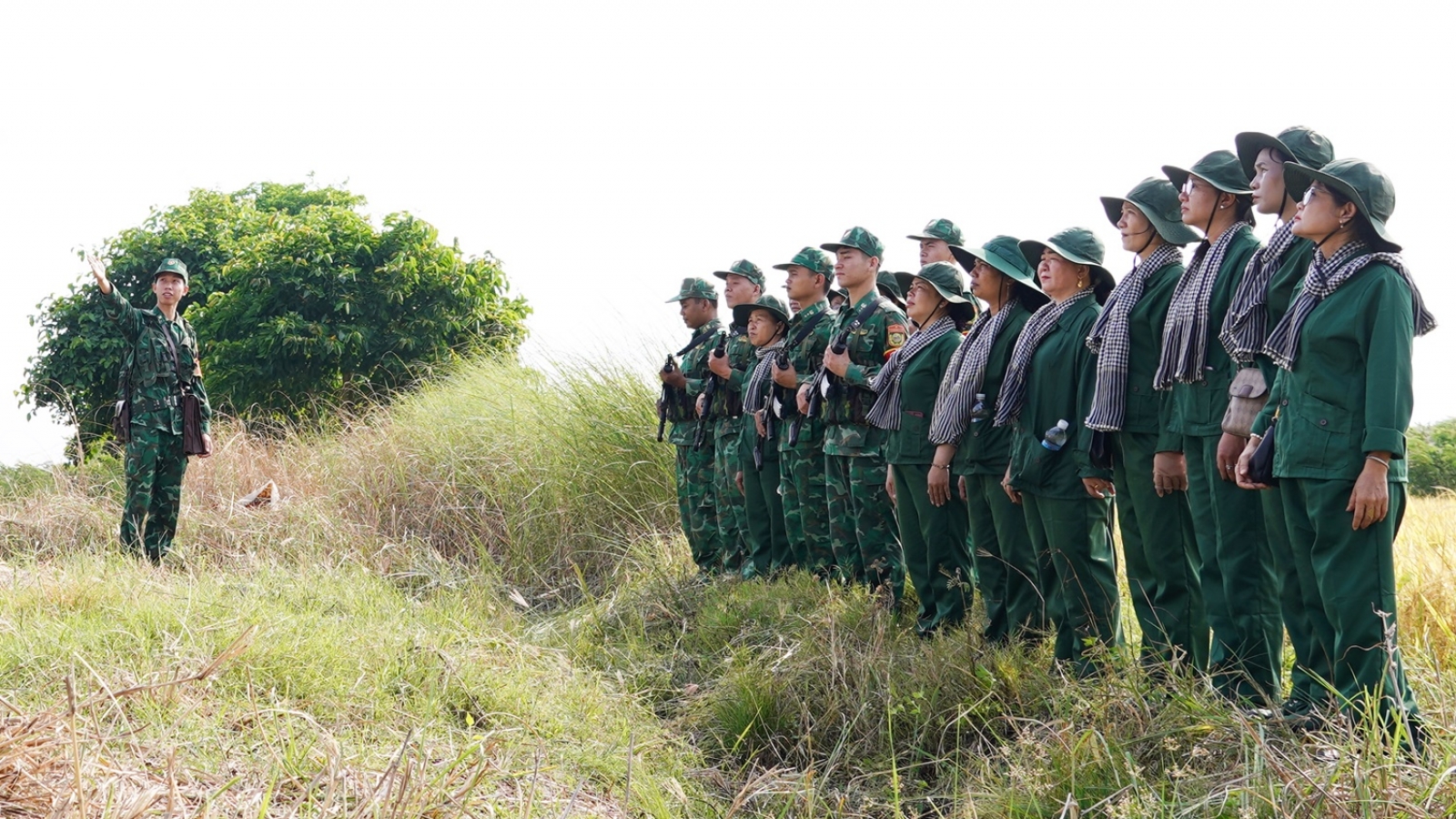 Phụ nữ vùng biên An Giang tham gia bảo vệ chủ quyền an ninh biên giới