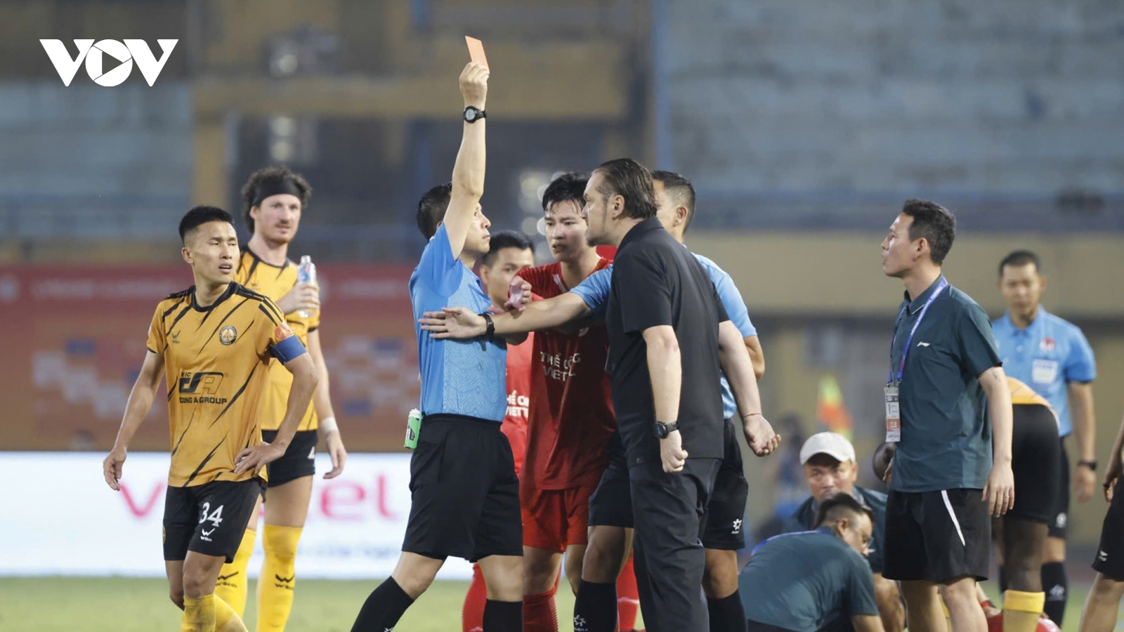 HLV Popov nổi đóa với trọng tài, nhận thẻ đỏ "điên rồ" tại V-League