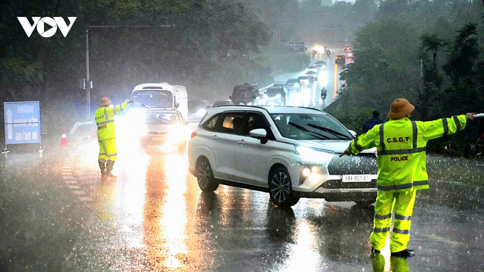 Hàng vạn du khách đổ về Đền Hùng, CSGT Phú Thọ sẵn sàng điều tiết giao thông