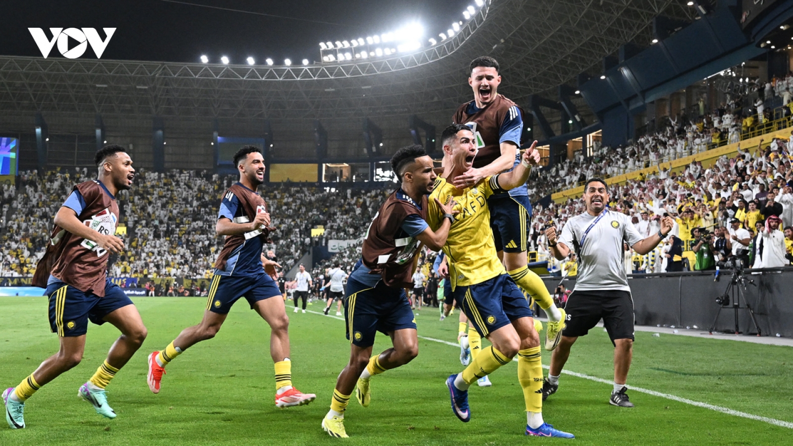 Tiến gần mốc 1000 bàn thắng, Ronaldo có cơ hội giành cú đúp danh hiệu