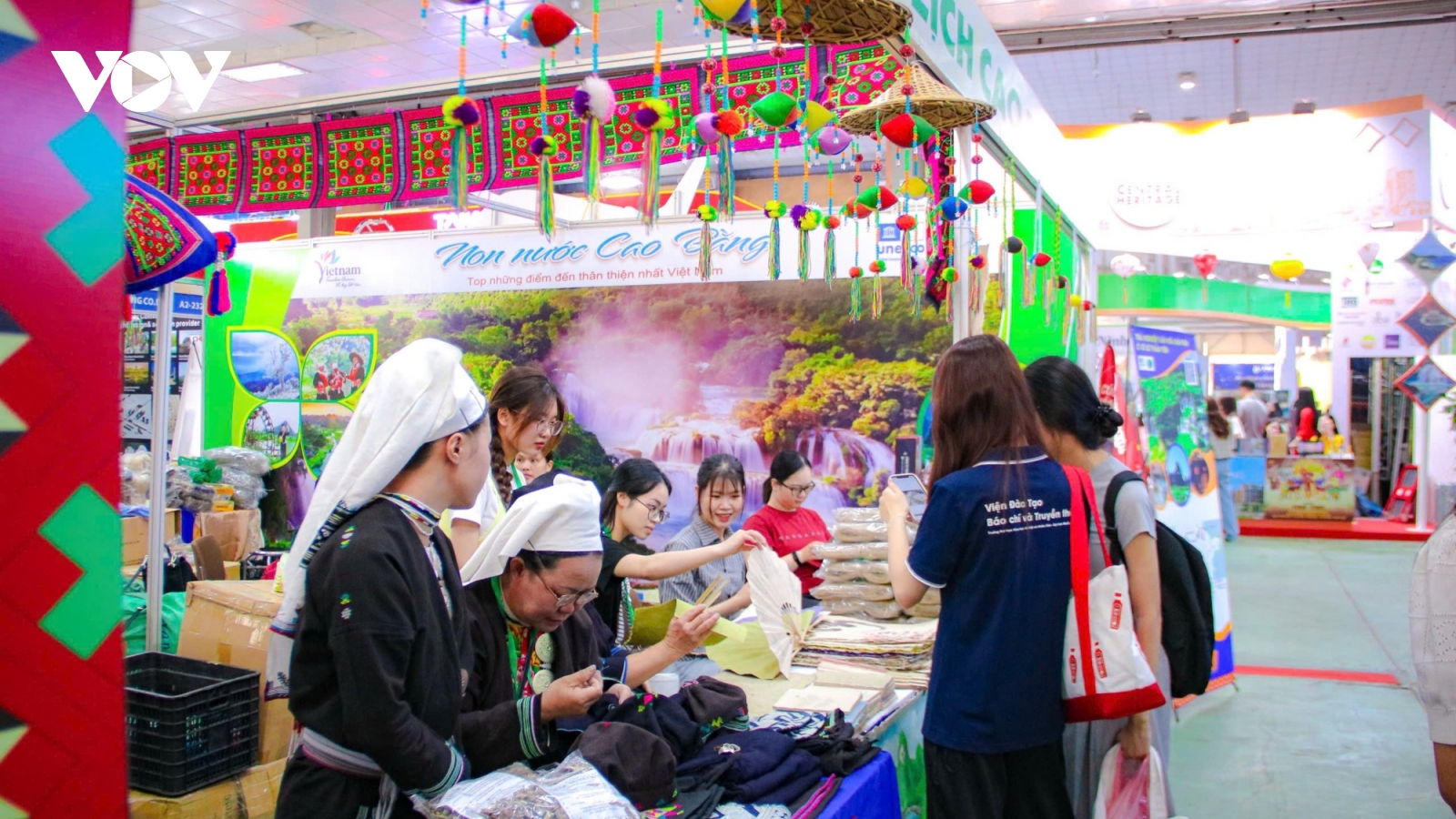 Du khách đổ về Hội chợ du lịch VITM 2026 trong ngày cuối tuần