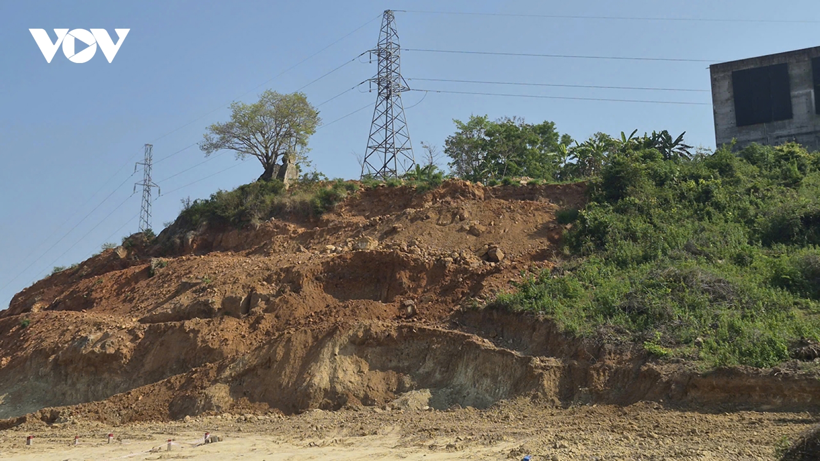 Khánh Hòa kiểm tra, xử lý khai thác đất trái phép nguy cơ ảnh hưởng điện cao thế