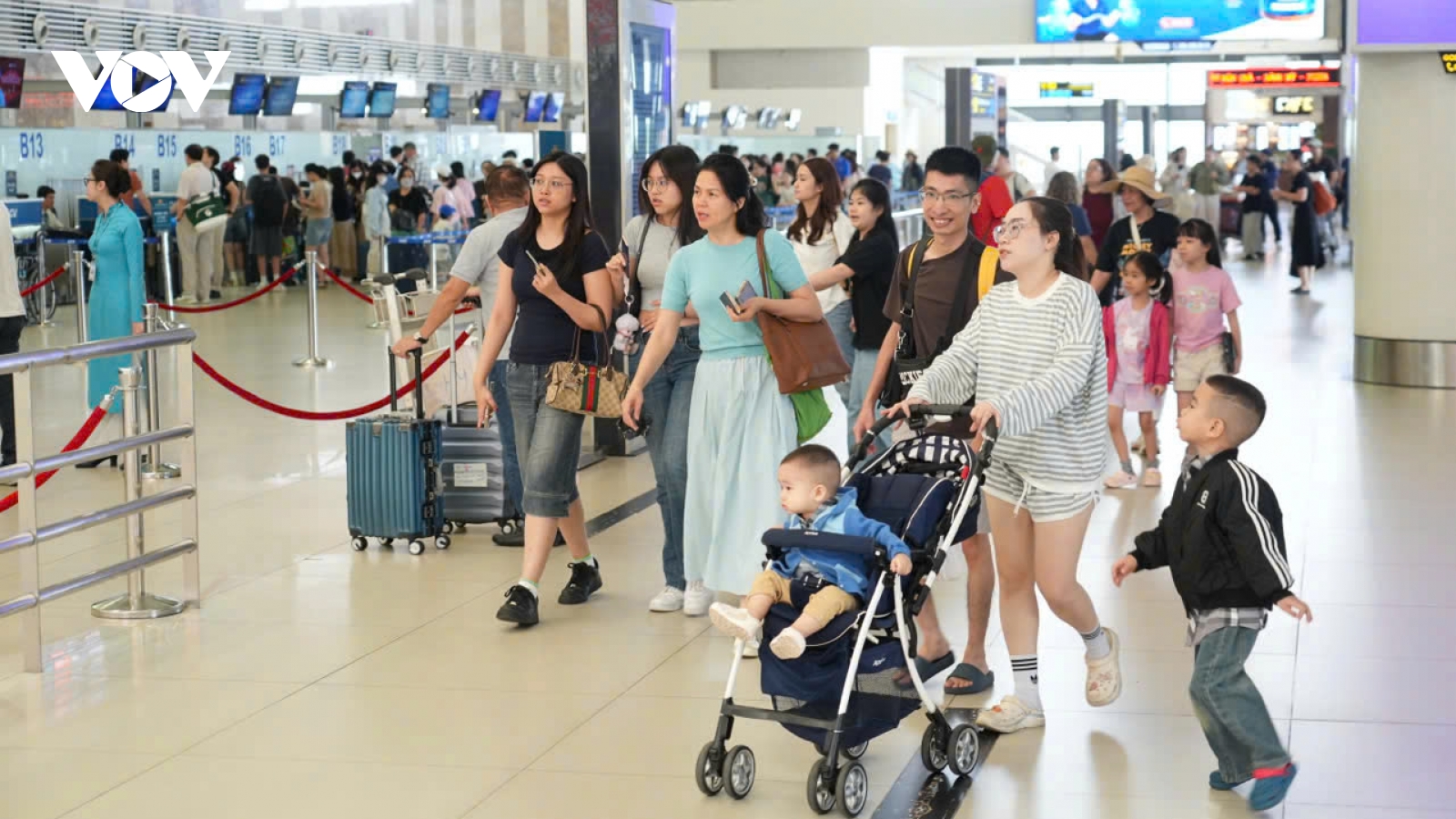 Gần 113.000 khách đổ về Nội Bài ngày cao điểm trước kỳ nghỉ lễ 30/4