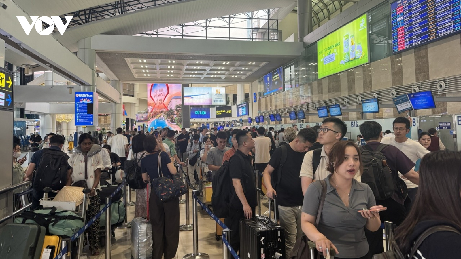 Sân bay Nội Bài siết an ninh cấp độ 1 trong cao điểm nghỉ lễ 30/4