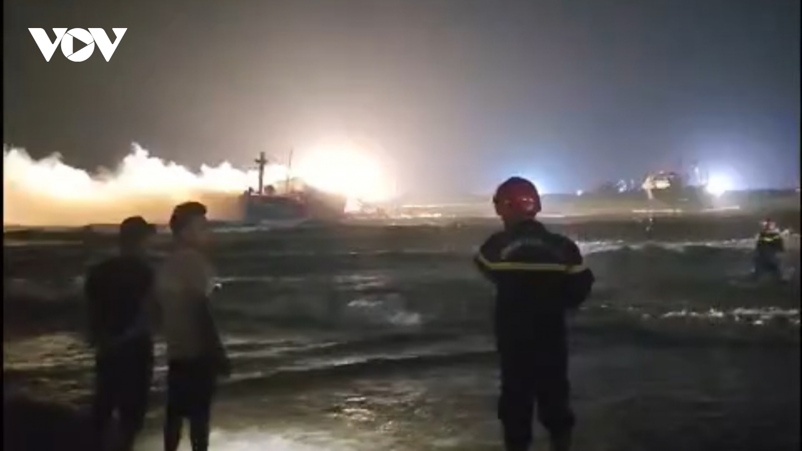 Tàu cá đang neo đậu ở Quảng Ngãi thì bị cháy trong đêm