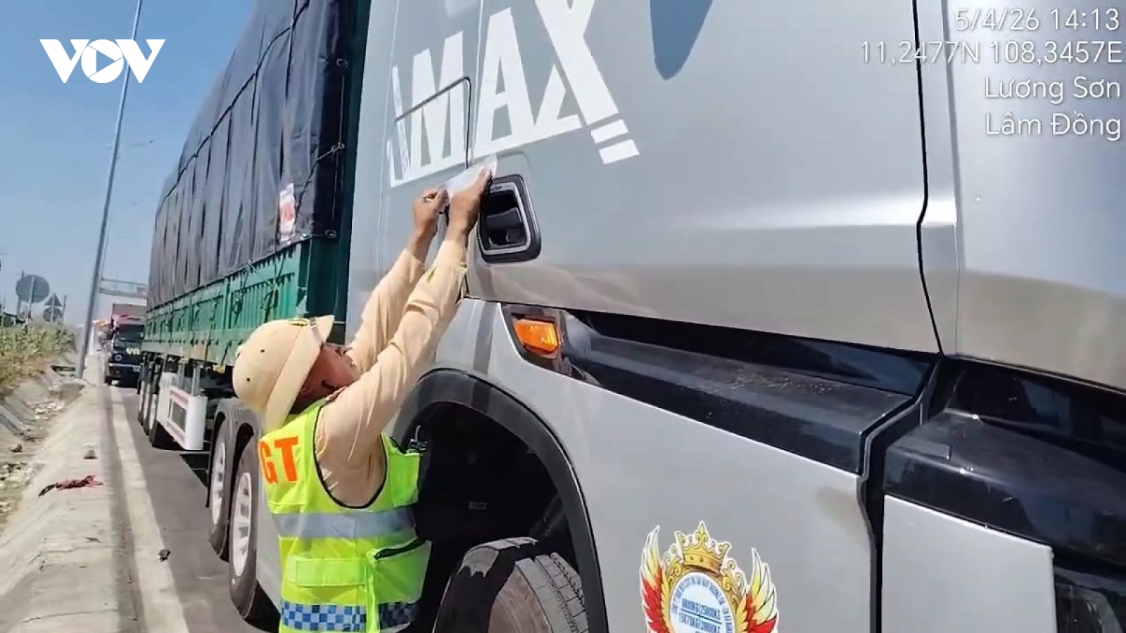 Xử phạt xe ô tô đầu kéo hơn 100 triệu đồng vì nhiều lỗi nghiêm trọng