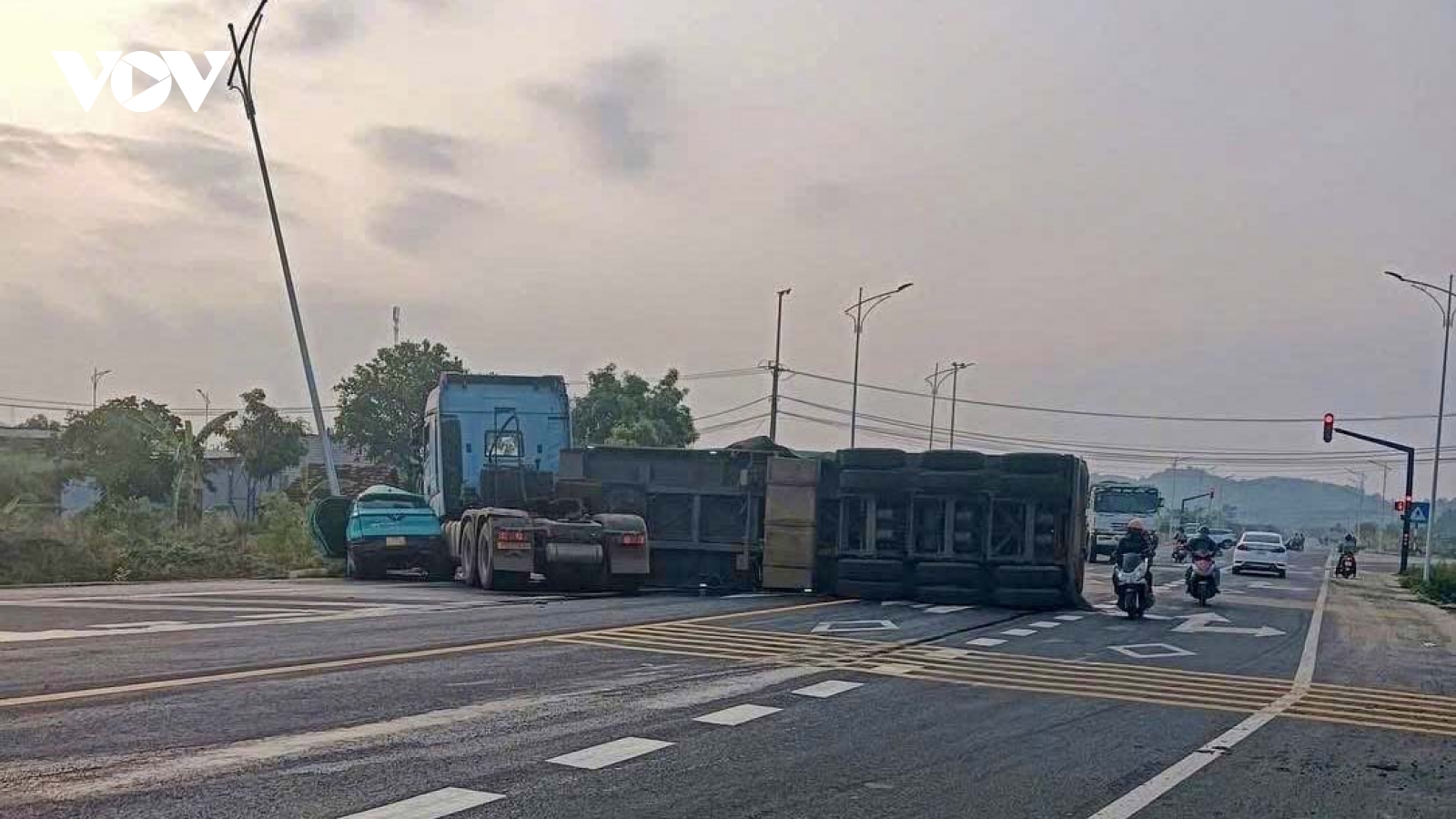 Đi qua nút giao không giảm tốc độ, xe tải tông xe taxi làm hai người thương vong