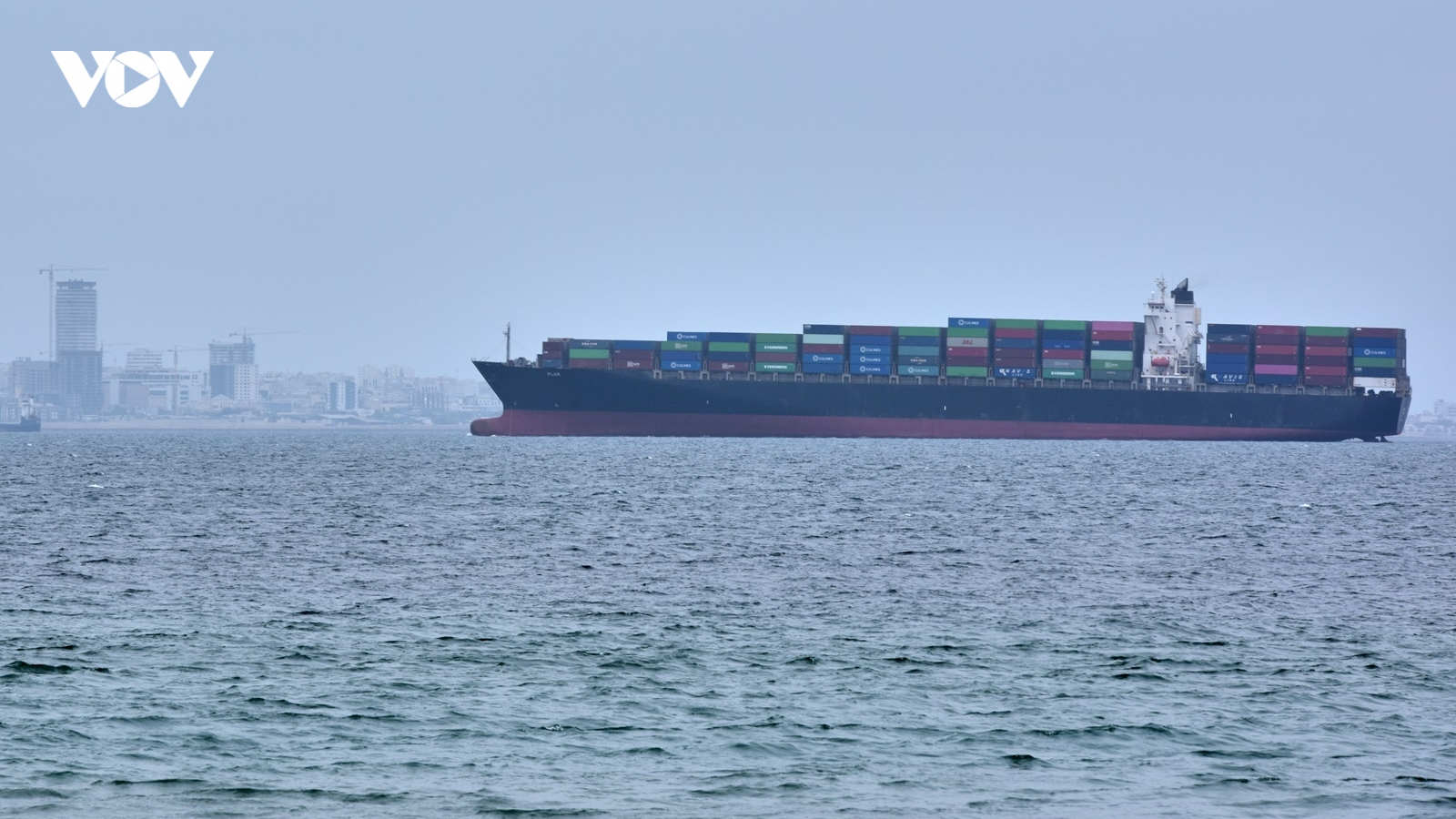 2 tàu hàng của Mỹ đi qua eo biển Hormuz; UAE cảnh báo khẩn về tên lửa