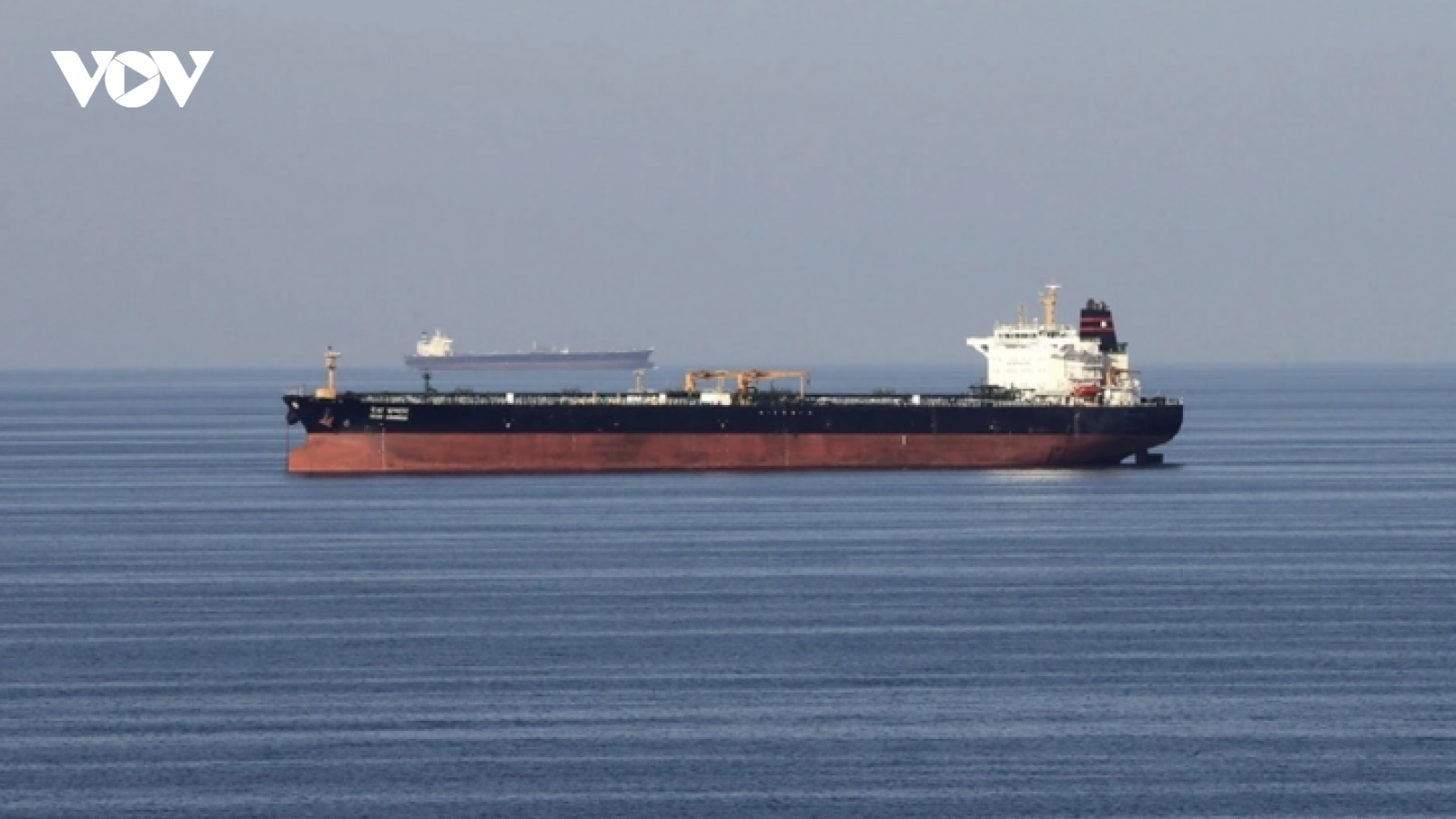 Giá dầu giảm nhẹ khi một số tàu đi qua eo biển Hormuz