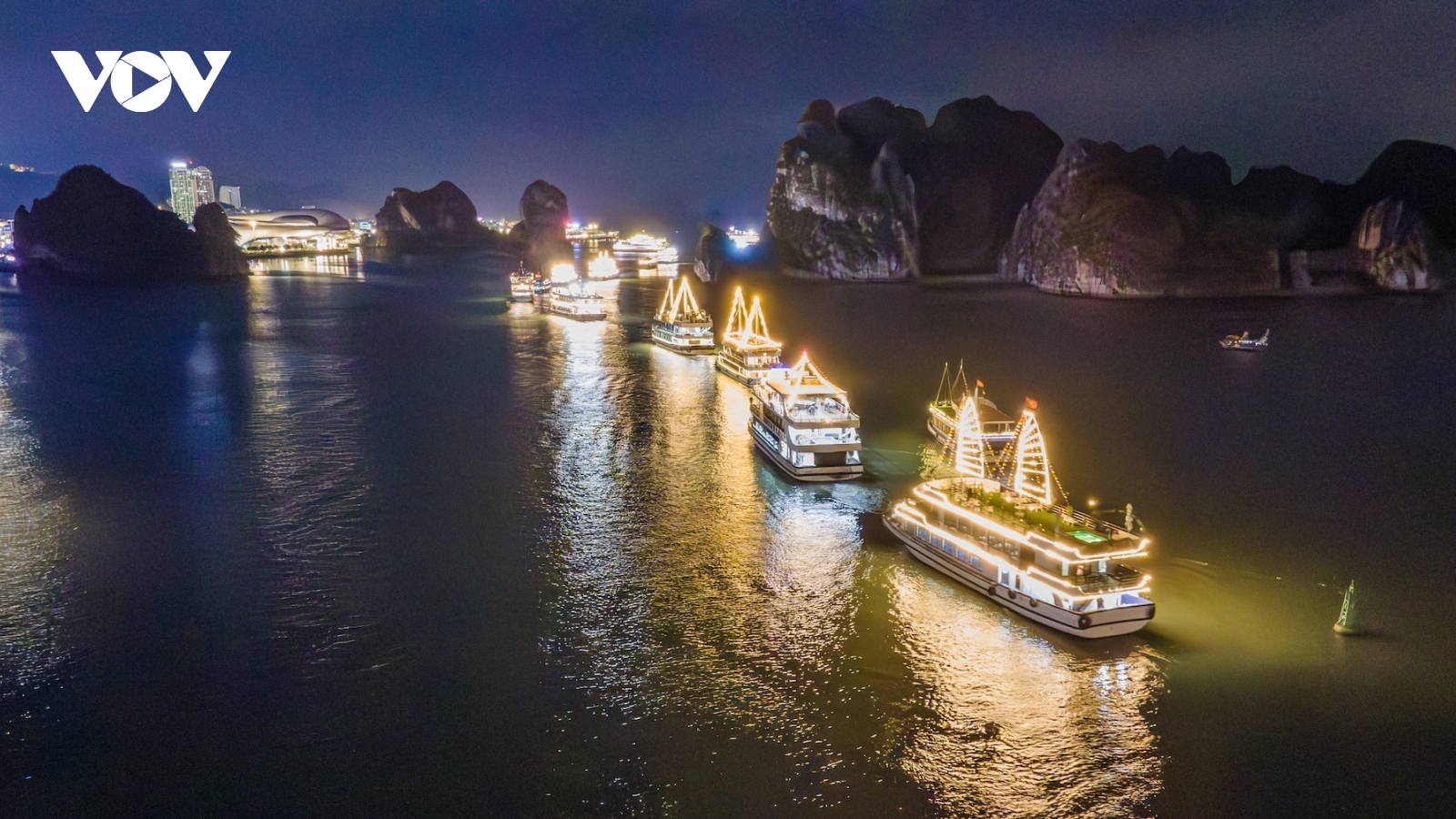 Hơn 70 tàu du lịch trình diễn “sóng hội ánh sáng” trên vịnh Hạ Long