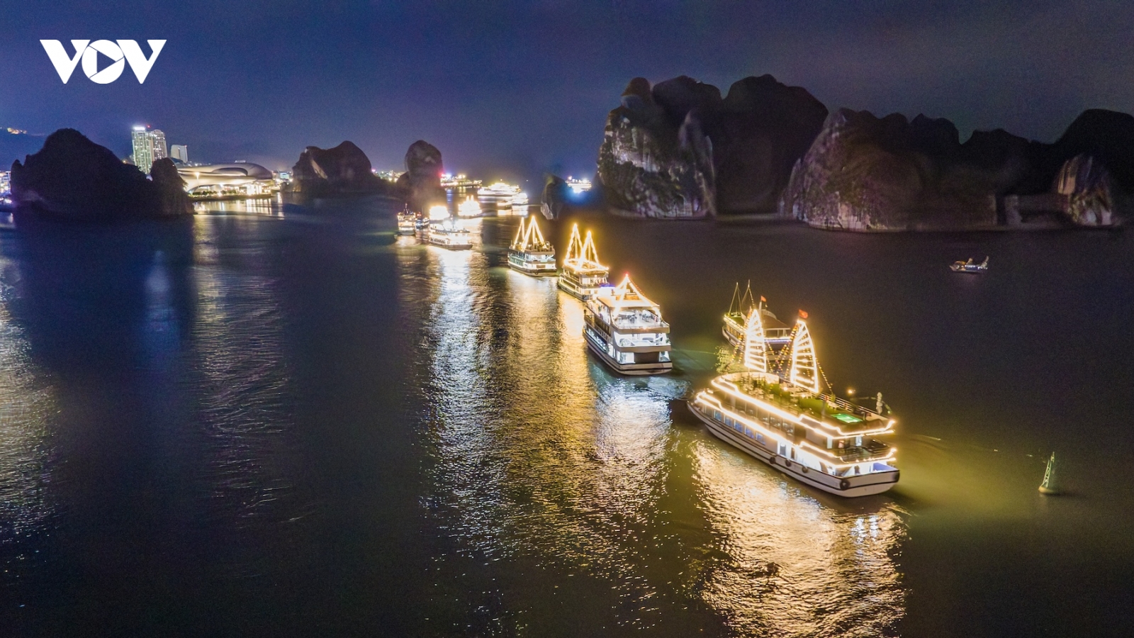 Hơn 70 tàu du lịch trình diễn “sóng hội ánh sáng” trên vịnh Hạ Long