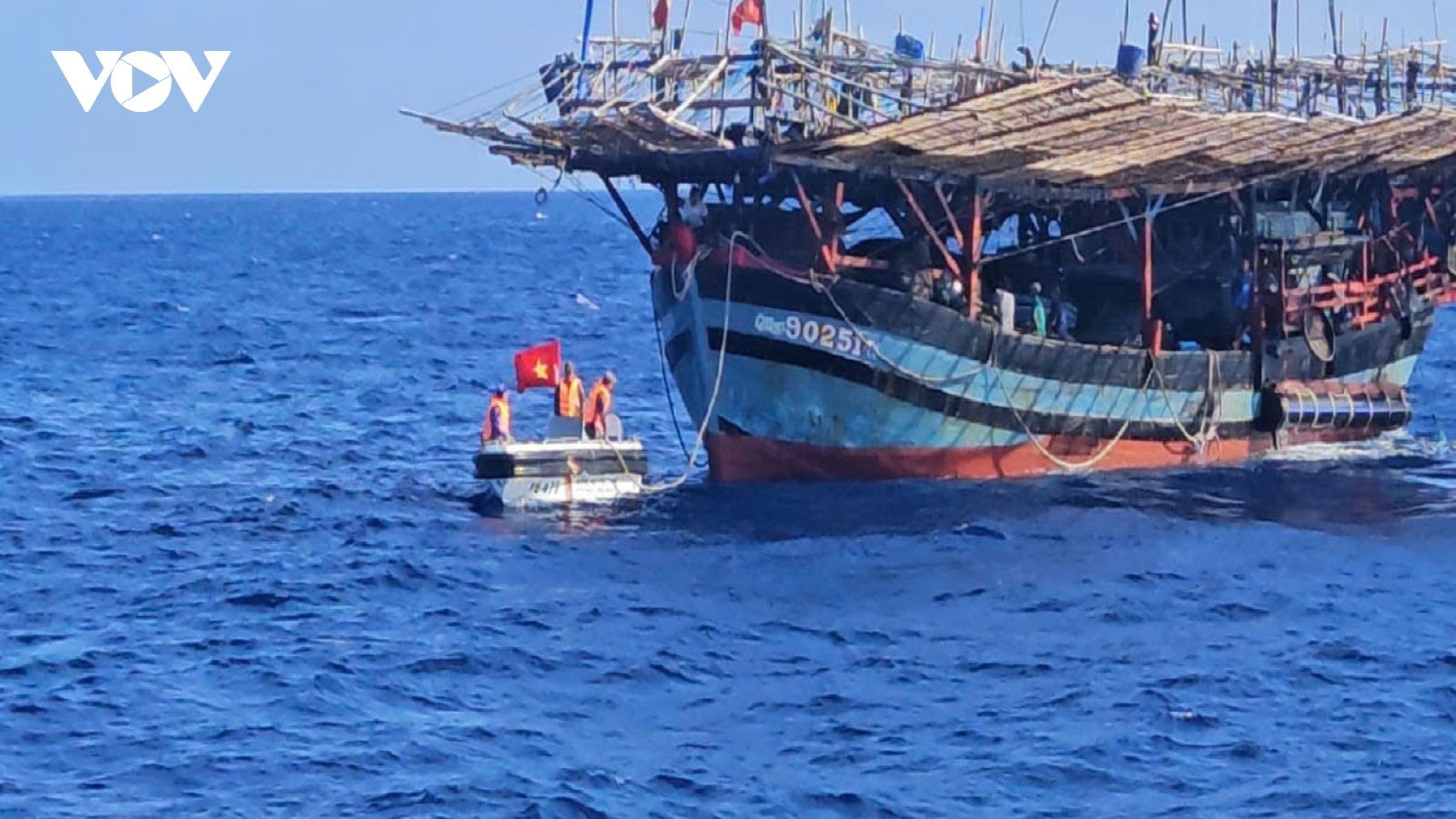 Tàu Kiểm ngư cứu kéo tàu cá cùng 36 ngư dân gặp nạn trên biển đặc khu Trường Sa