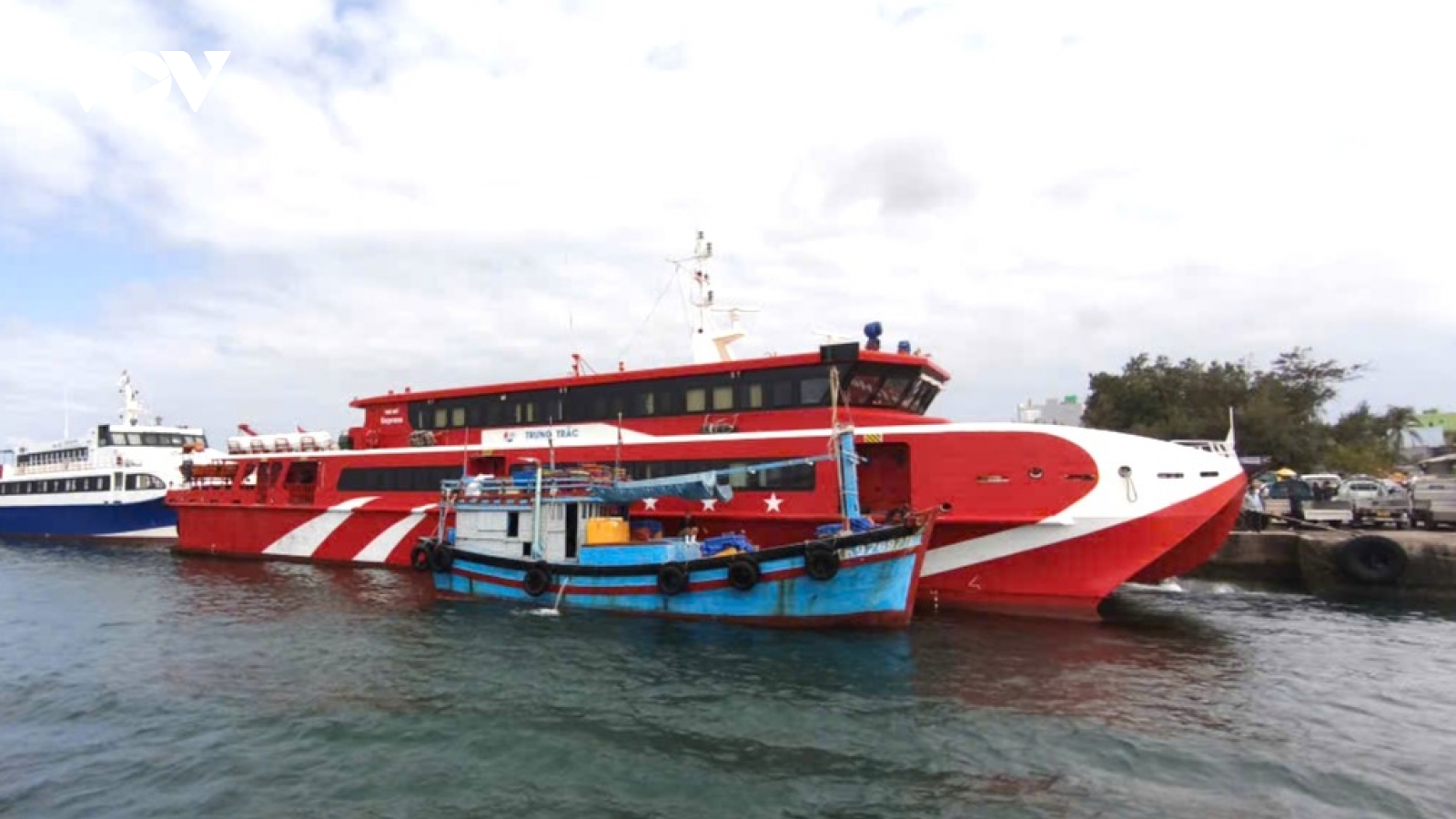 Tàu khách cao tốc phải lai dắt vì cửa biển Cảng Phan Thiết bị bồi lấp