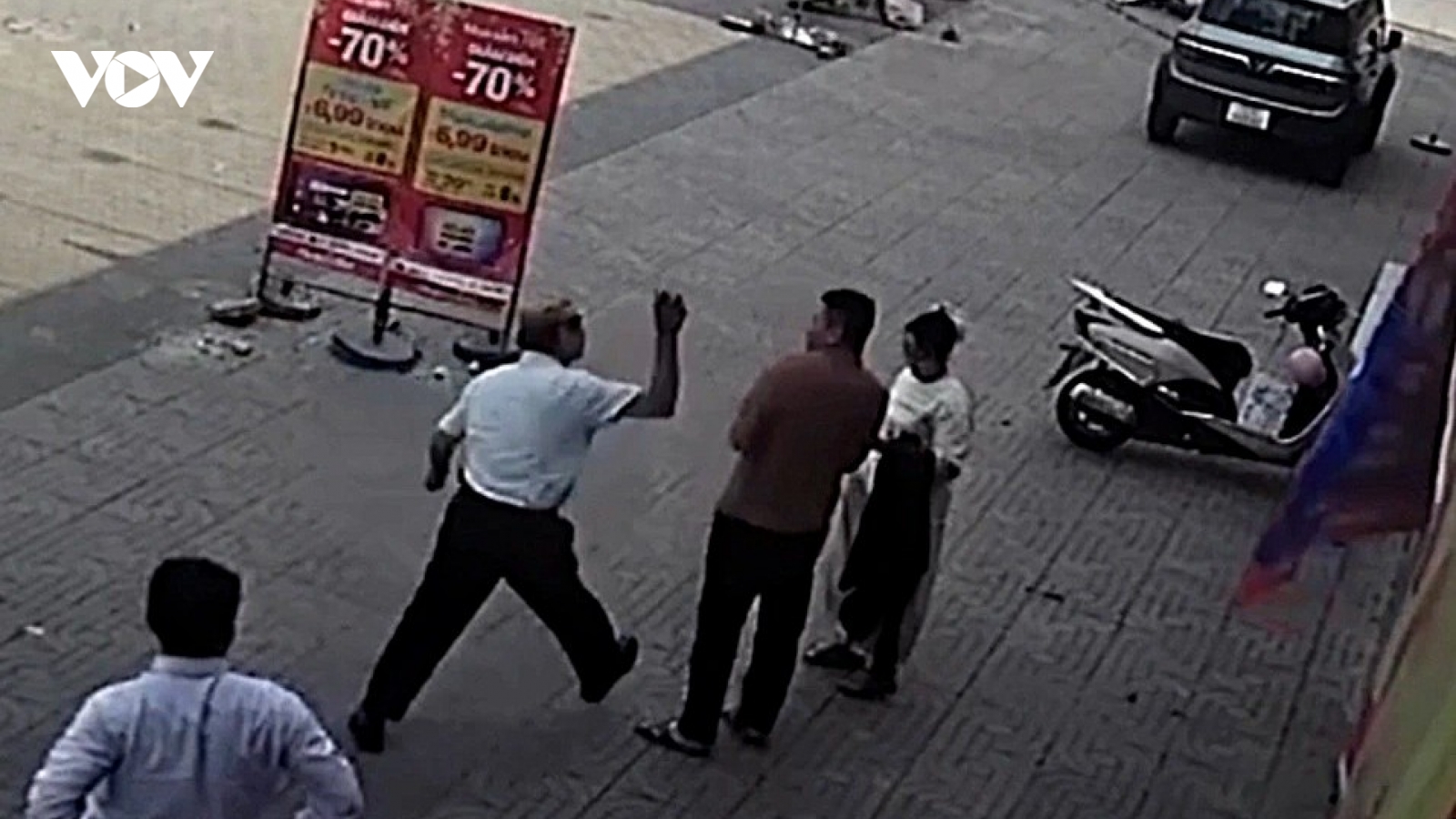Công an vào cuộc vụ tài xế taxi dùng gạch tấn công hành khách ở Nghệ An