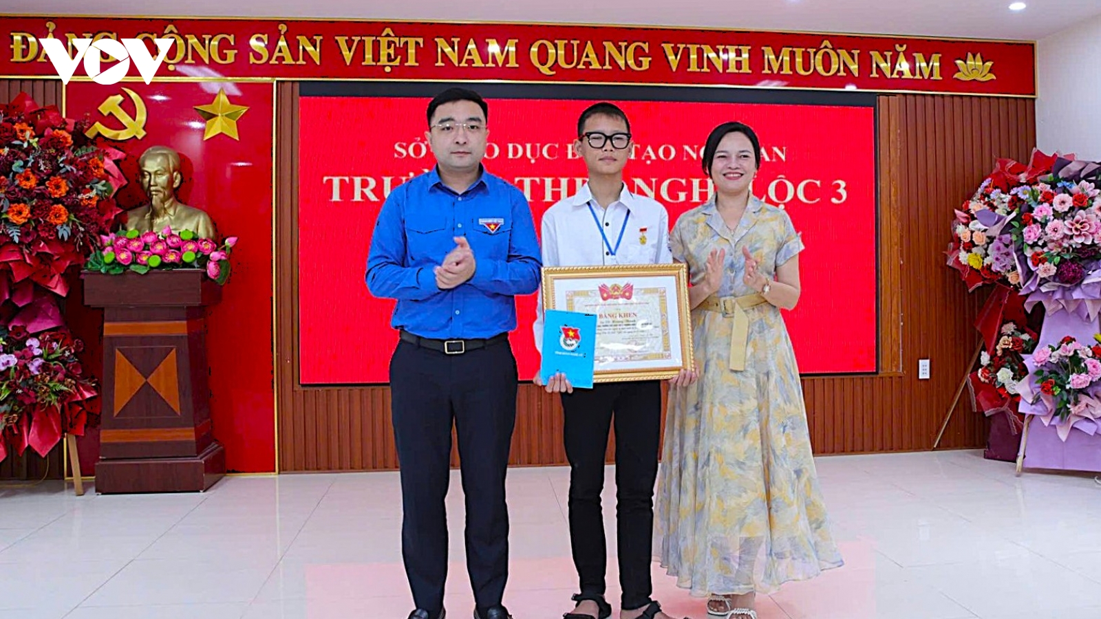 Trao, truy tặng Huy hiệu “Tuổi trẻ dũng cảm” cho 2 học sinh cứu người tại Nghệ An