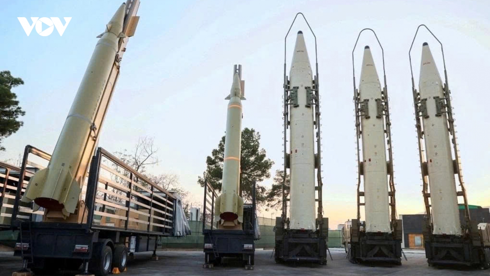 Tên lửa Iran tiếp tục xuyên thủng Vòm Sắt; Israel dọa truy sát lãnh đạo Iran