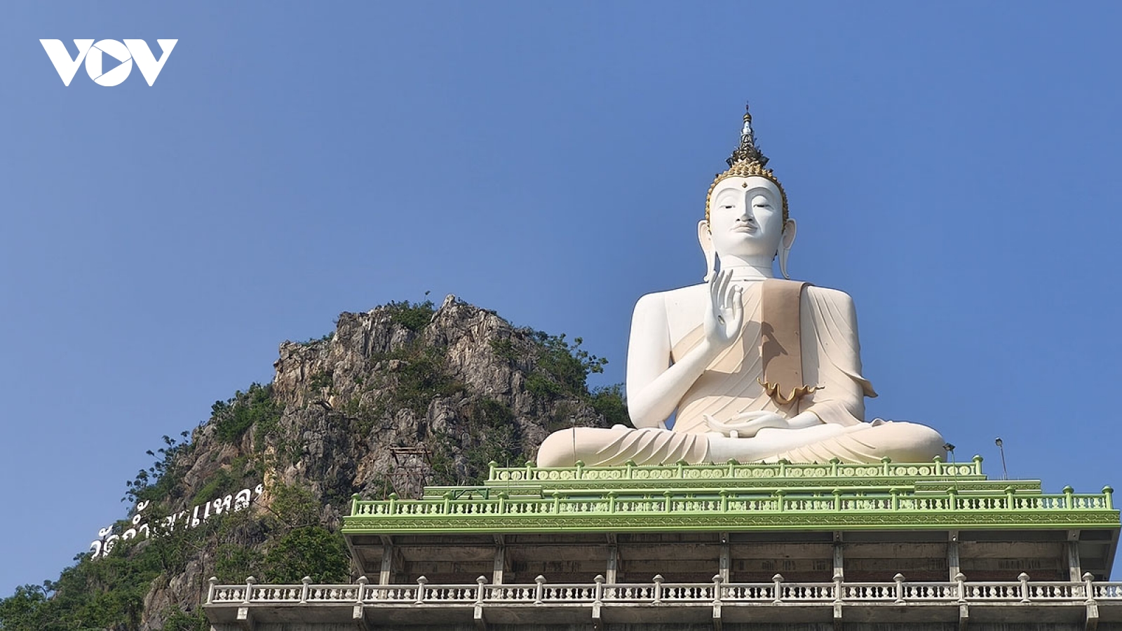 Chiêm ngưỡng tượng Phật khổng lồ trên núi ở chùa Tham Khao Laem của Thái Lan
