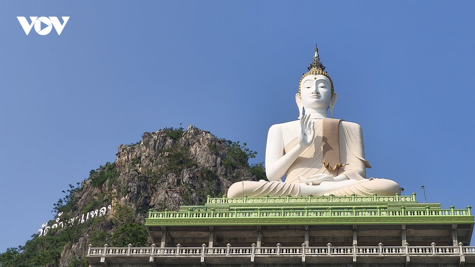 Chiêm ngưỡng tượng Phật khổng lồ trên núi ở chùa Tham Khao Laem của Thái Lan