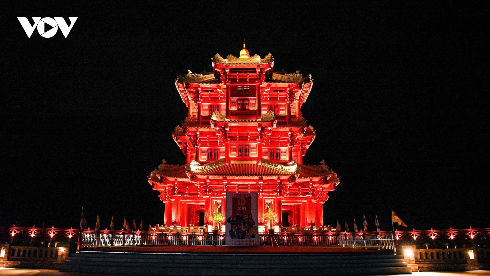 Cận cảnh tháp chuông Tây Yên Tử lung linh về đêm ở Bắc Ninh