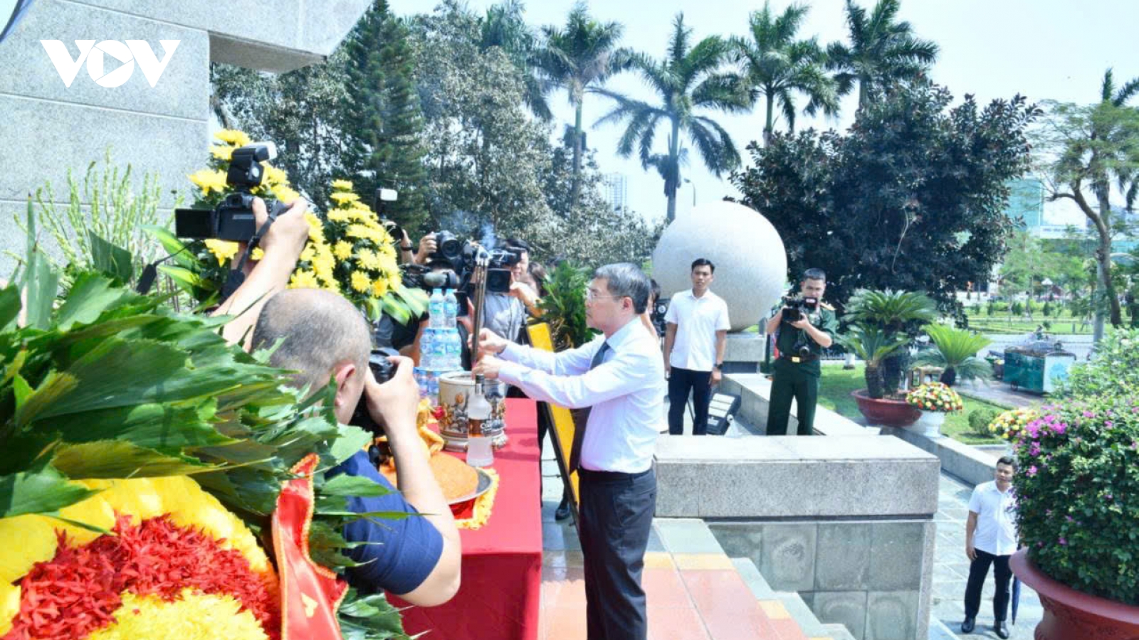 Thủ tướng Lê Minh Hưng dâng hương, tặng quà tại thành phố Hải Phòng