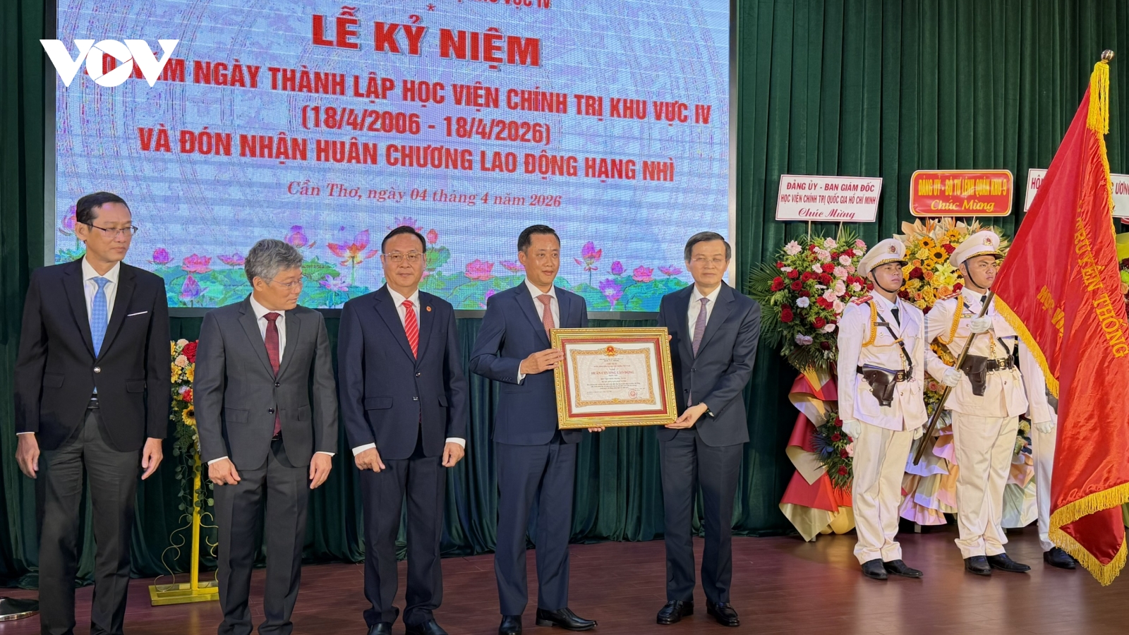 Học viện Chính trị khu vực IV đón nhận Huân chương Lao động hạng Nhì
