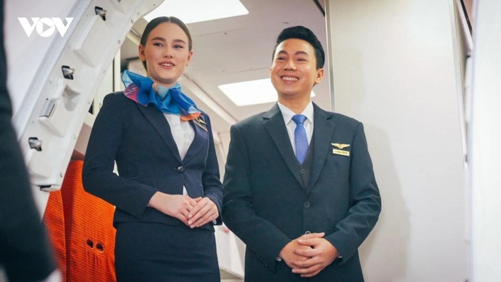 Tiếp viên hàng không đứng chào khách ở cửa máy bay còn có nhiệm vụ gì?