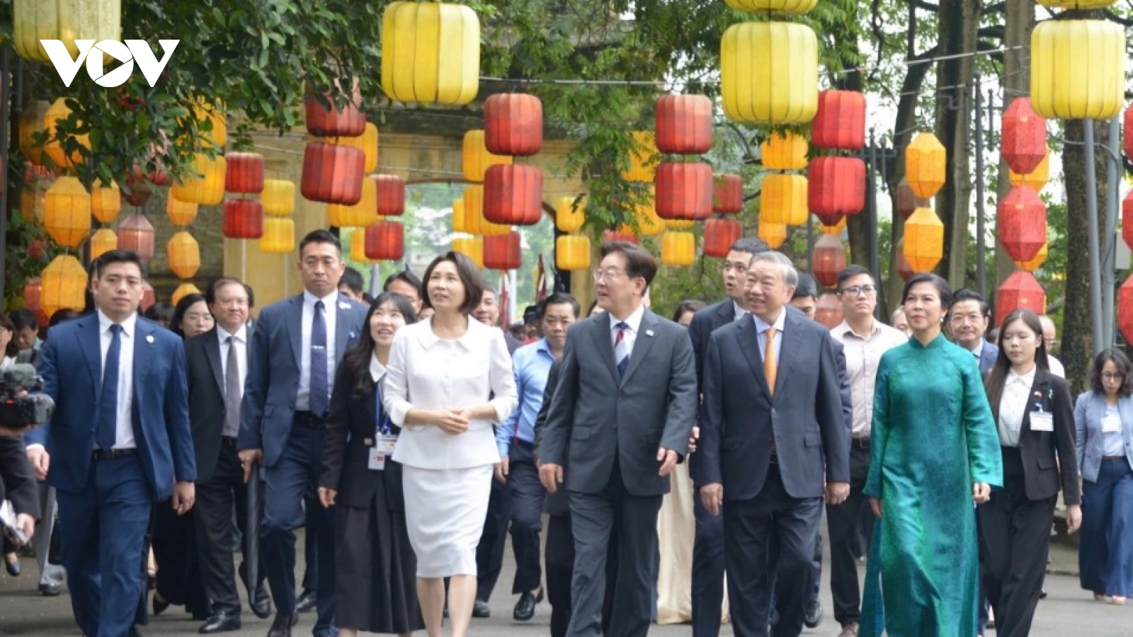 Top Vietnamese leader, RoK President visit Thang Long Imperial Citadel