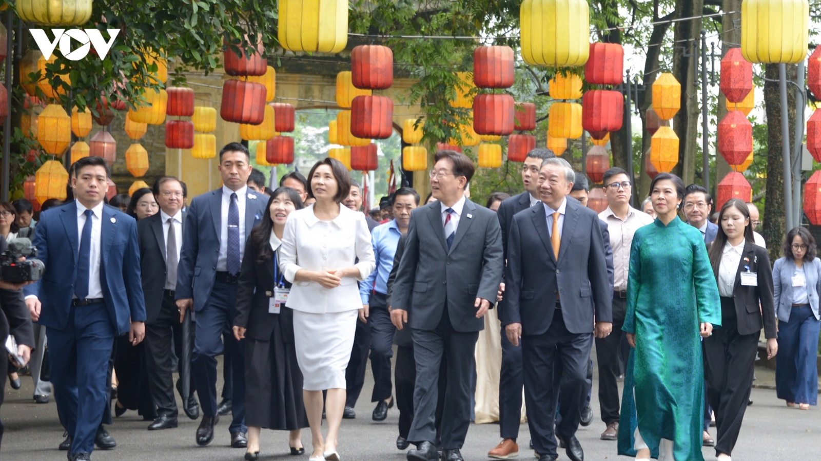 Tổng Bí thư, Chủ tịch nước và Tổng thống Hàn Quốc tham quan Hoàng thành Thăng Long