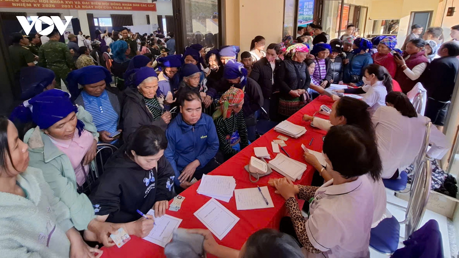 Hơn 60 bác sĩ "vượt núi" đến khám bệnh cho đồng bào Y Tý