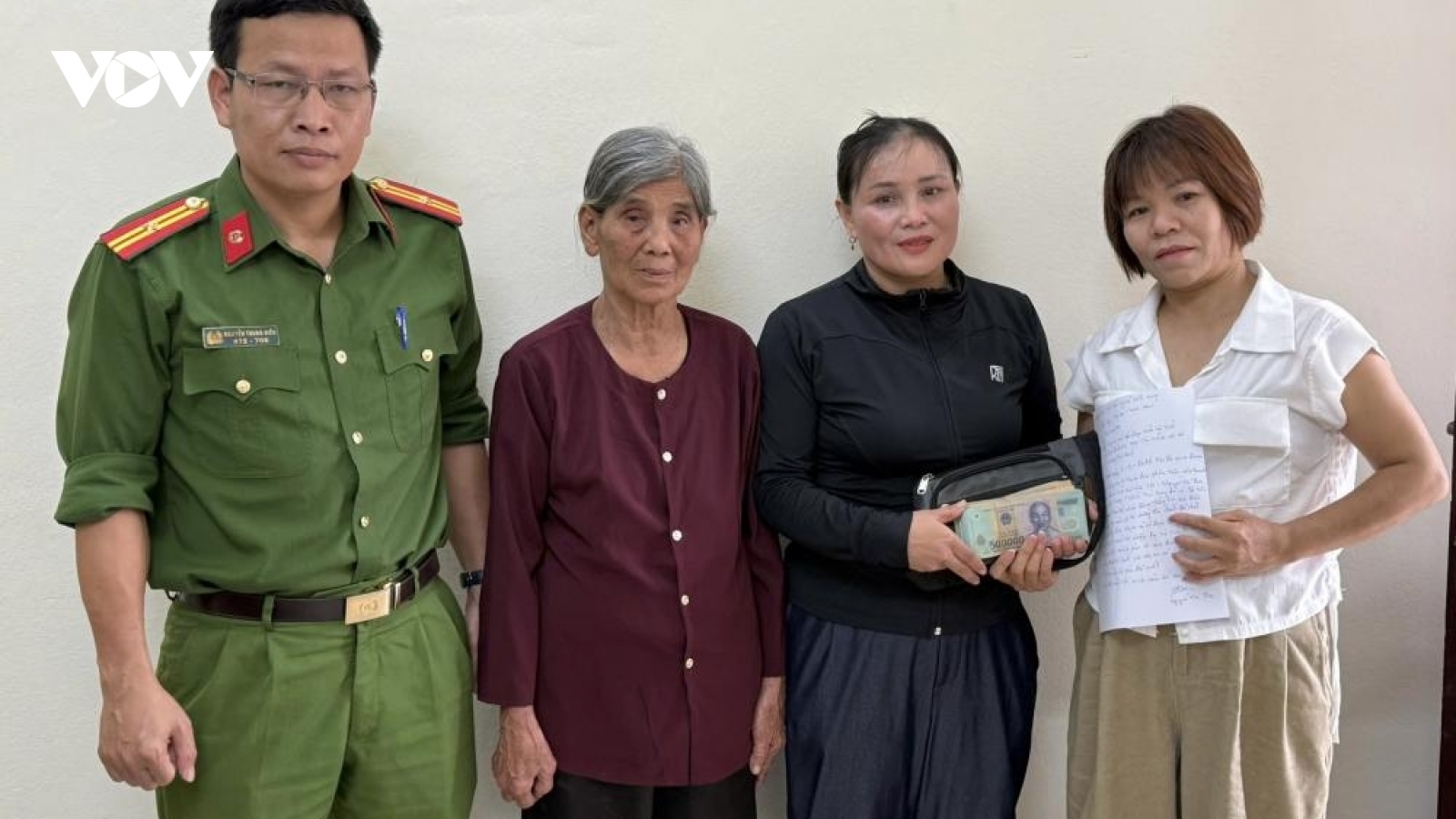 Nhặt được hơn 56 triệu đồng, 2 phụ nữ giao nộp công an trả lại người đánh rơi