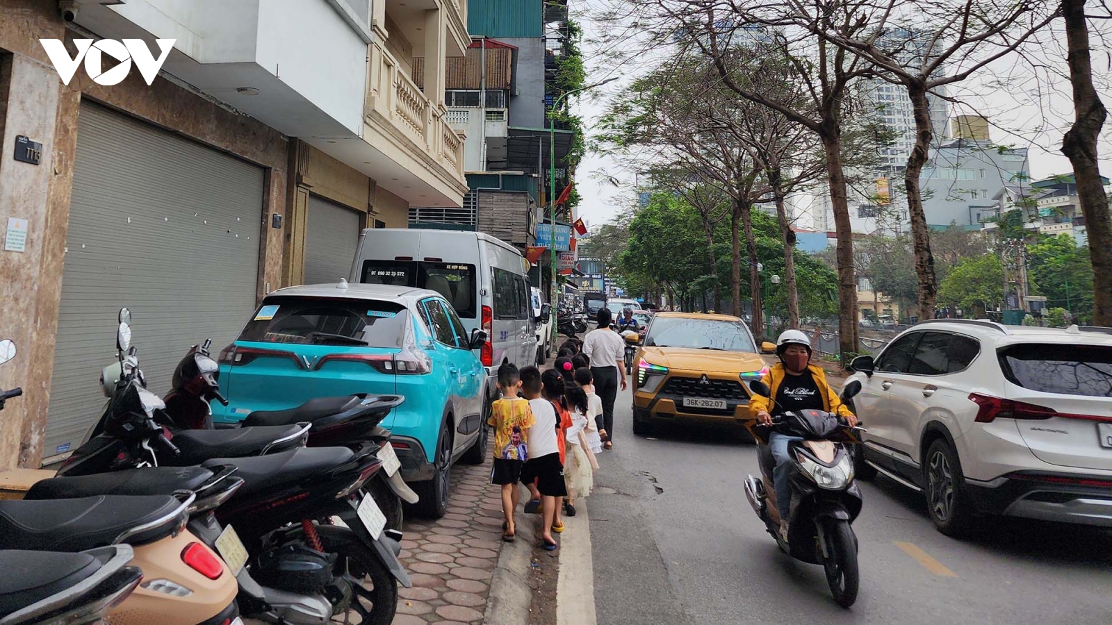 Nhan nhản lòng đường, vỉa hè ngang nhiên bị lấn chiếm dù đang có lệnh thanh tra