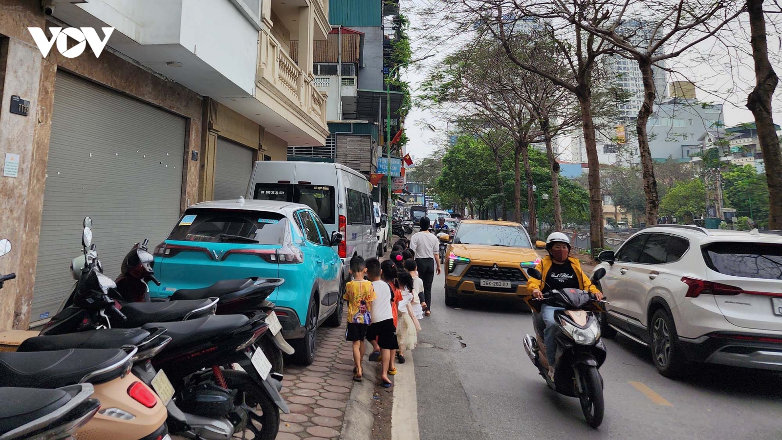 Nhan nhản lòng đường, vỉa hè ngang nhiên bị lấn chiếm dù đang có lệnh thanh tra