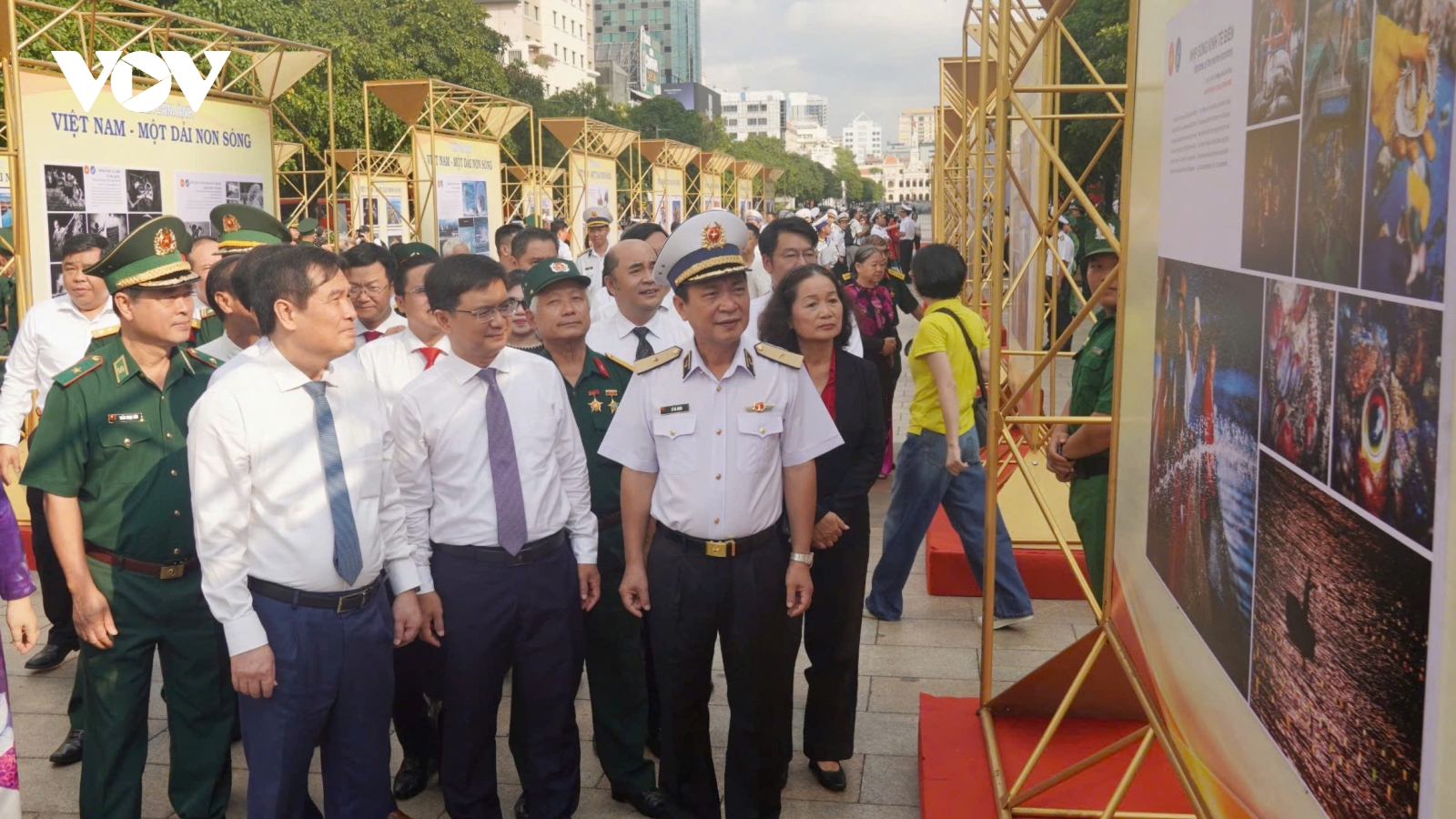 Triển lãm “TP.HCM vang mãi khúc khải hoàn” kỷ niệm 51 năm thống nhất đất nước