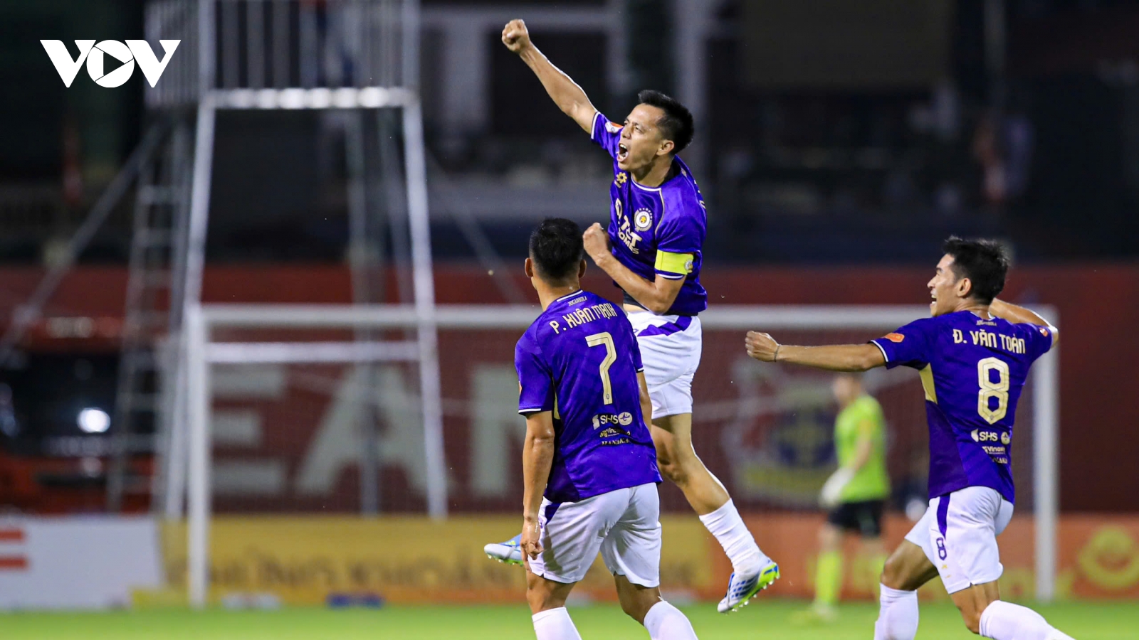 Văn Quyết ghi bàn, Hà Nội FC sáng cửa vào tốp ba V-League