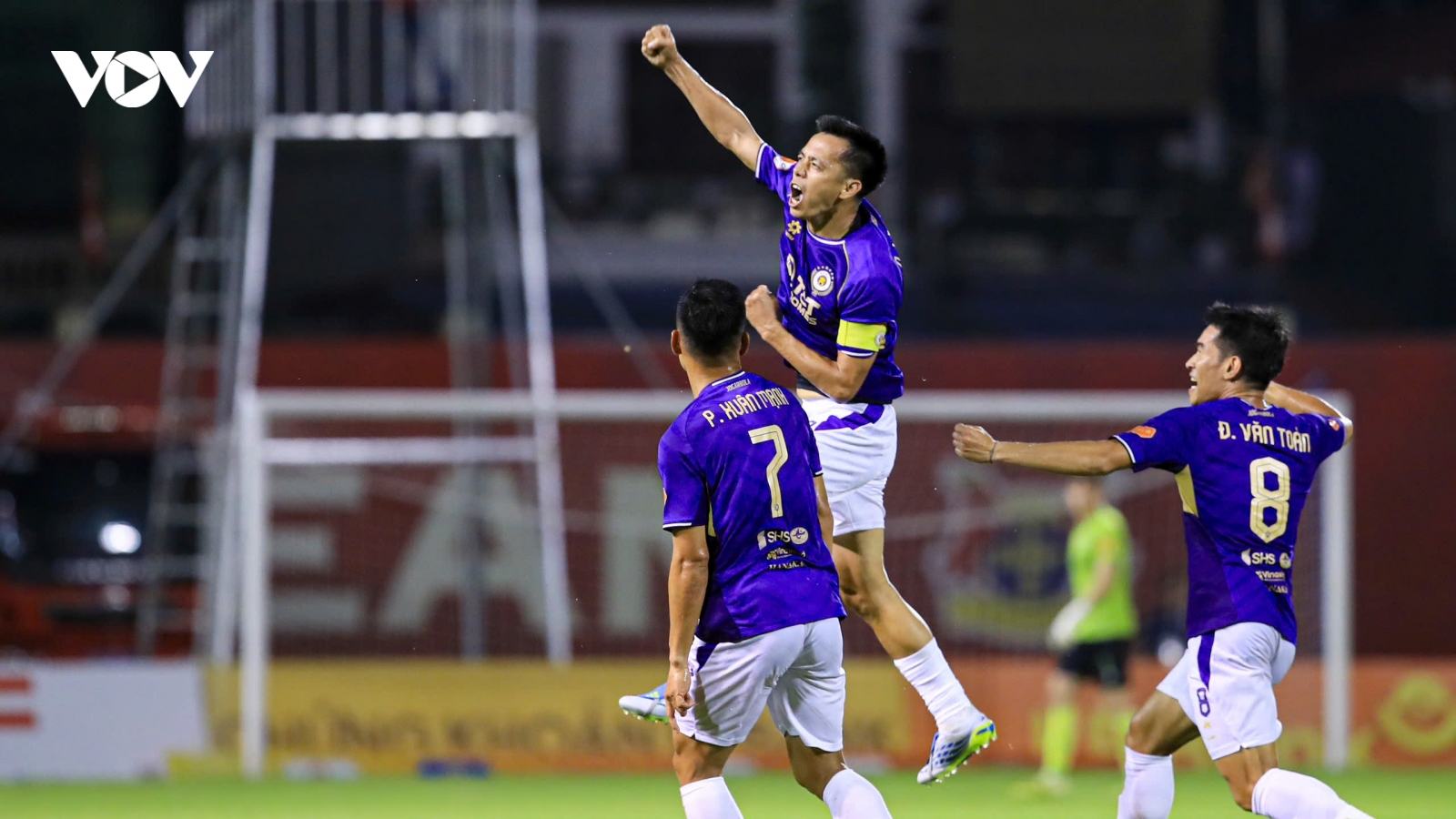 Văn Quyết ghi bàn, Hà Nội FC sáng cửa vào tốp ba V-League