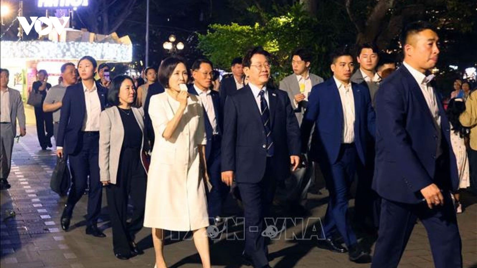 Tổng thống Hàn Quốc Lee Jae Myung và Phu nhân thảnh thơi đi dạo quanh hồ Hoàn Kiếm