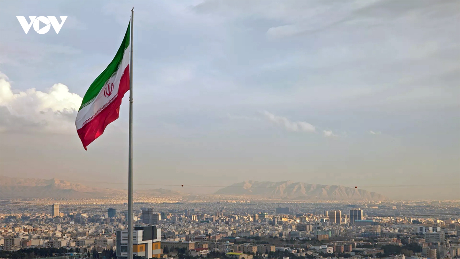 Iran cảnh báo cứng rắn trước đàm phán với Mỹ, 15 tàu được qua eo Hormuz mỗi ngày