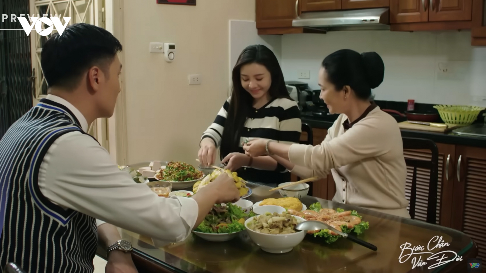 "Bước chân vào đời" tập 22: Thương lấy lòng mẹ Lâm, bị mỉa mai nịnh sếp