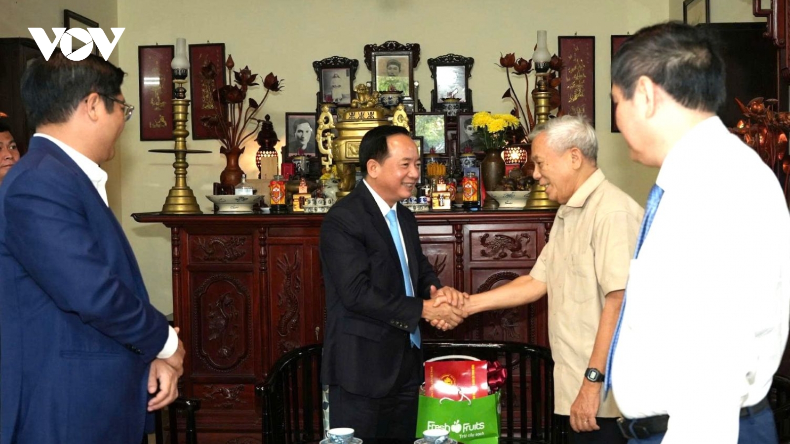 Trưởng Ban Tuyên giáo và Dân vận Trung ương tặng quà gia đình chính sách tại Huế