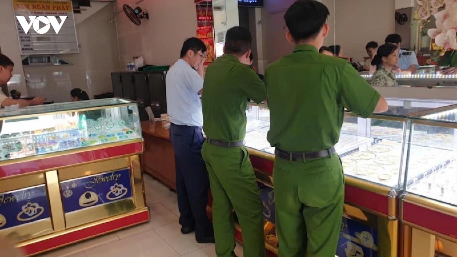 Nhiều cửa hàng kinh doanh vàng không rõ nguồn gốc bị xử phạt