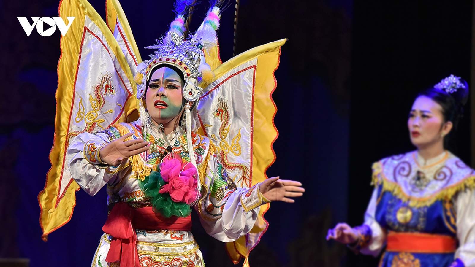 Độc đáo vẽ mặt nạ tạo hình nhân vật trong vở tuồng “Nữ tướng Đào Tam Xuân”