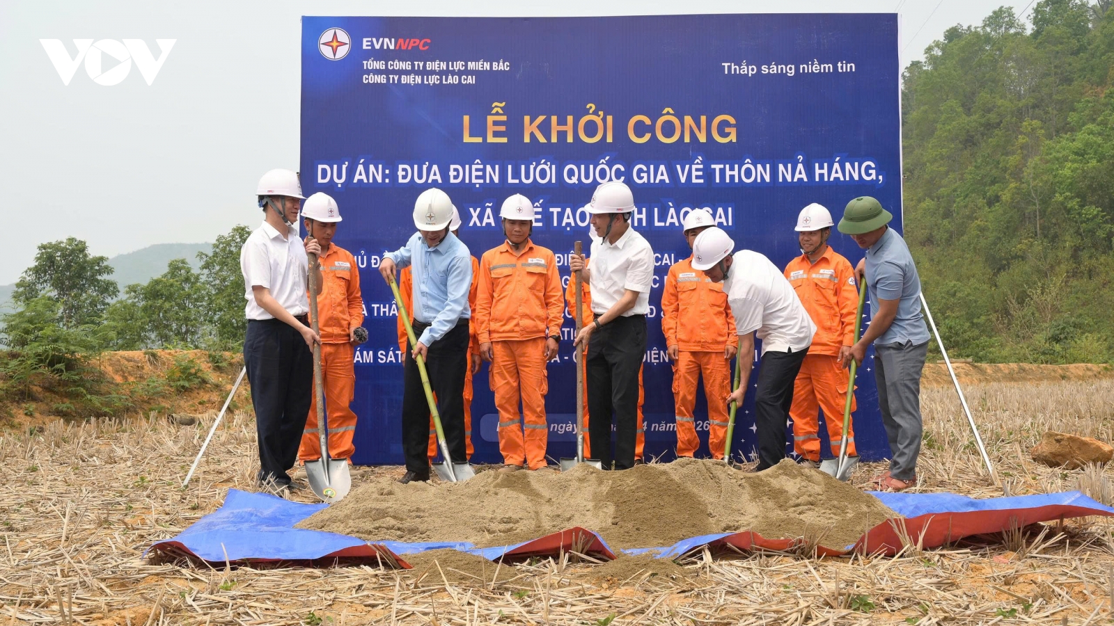 Khởi công dự án đưa điện về thôn Nả Háng