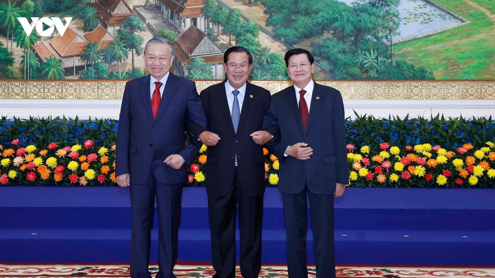 Lãnh đạo Việt Nam chúc mừng năm mới Lào, Campuchia