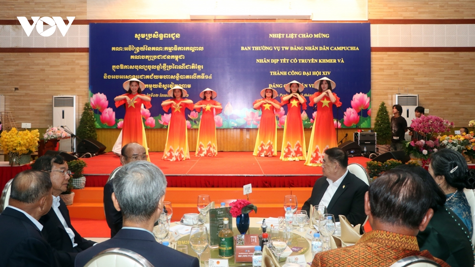 Đầm ấm cuộc gặp hữu nghị Việt Nam - Campuchia