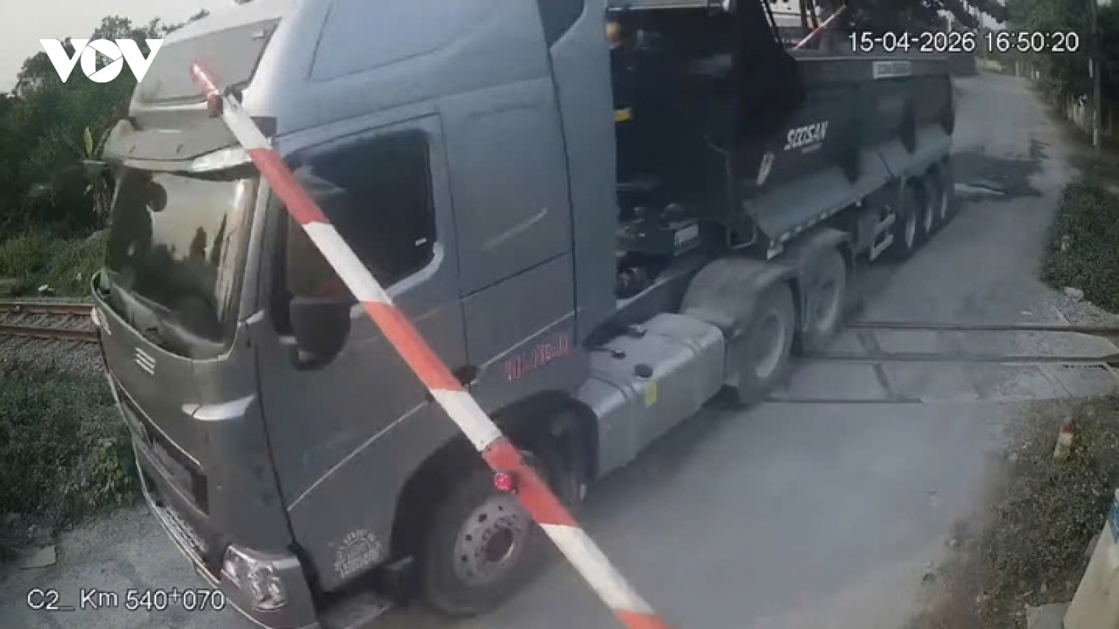 Quảng Trị xử lý tài xế ô tô đầu kéo liều lĩnh vượt rào chắn đường sắt khi đèn đỏ
