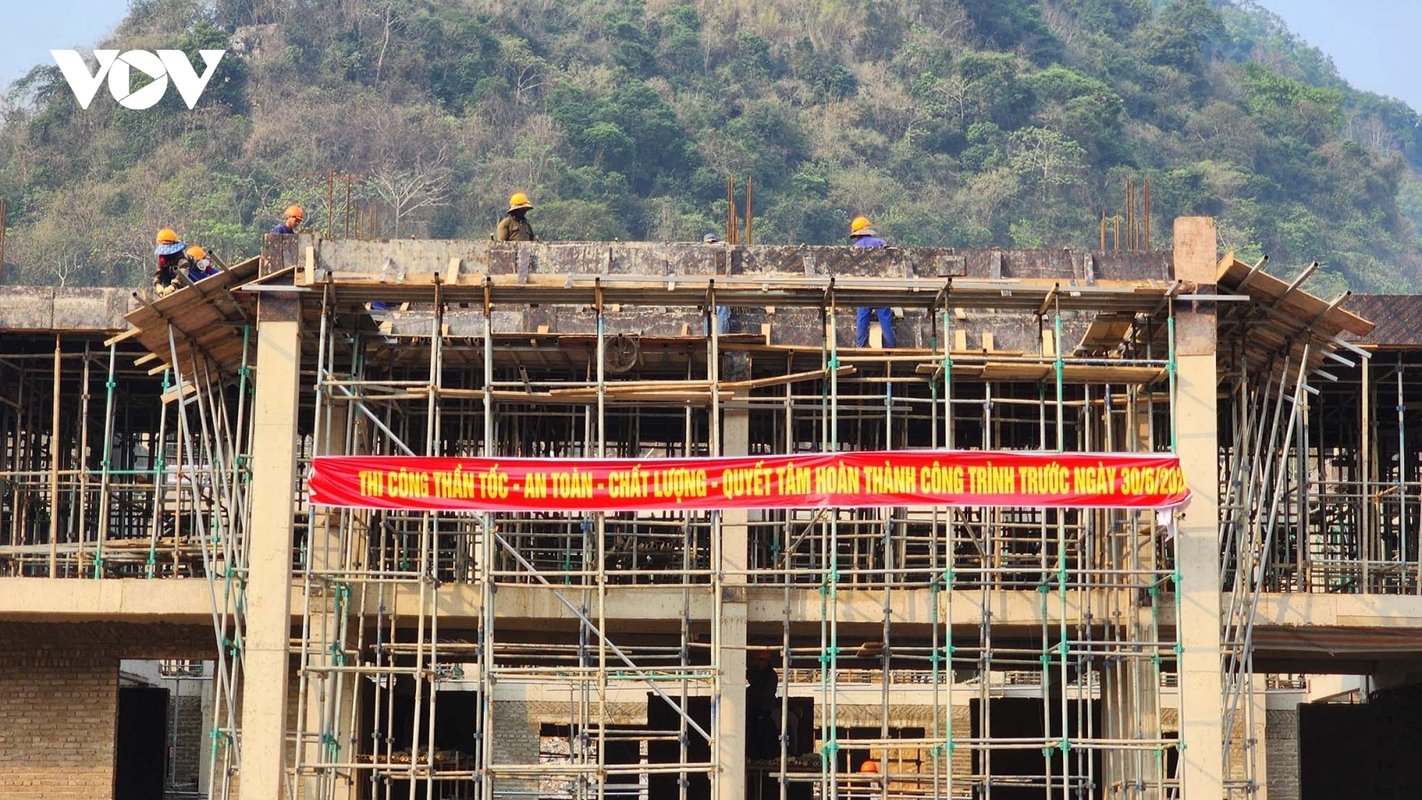 Tăng tốc đưa công trình trường liên cấp Phiêng Pằn "về đích"