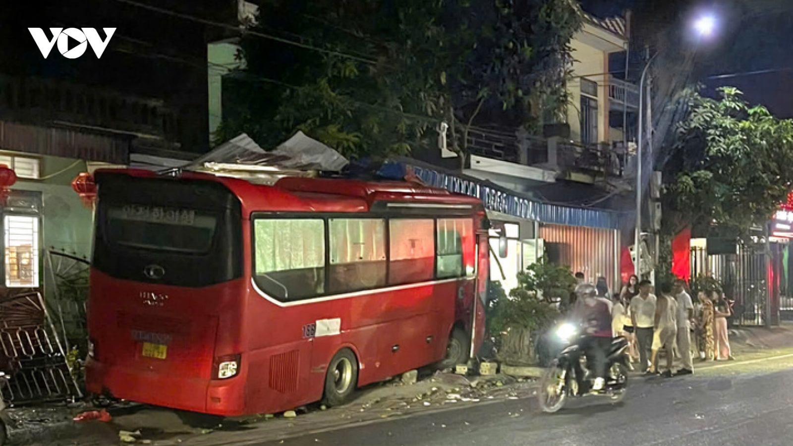 Xe khách lao vào nhà dân ở Ninh Bình
