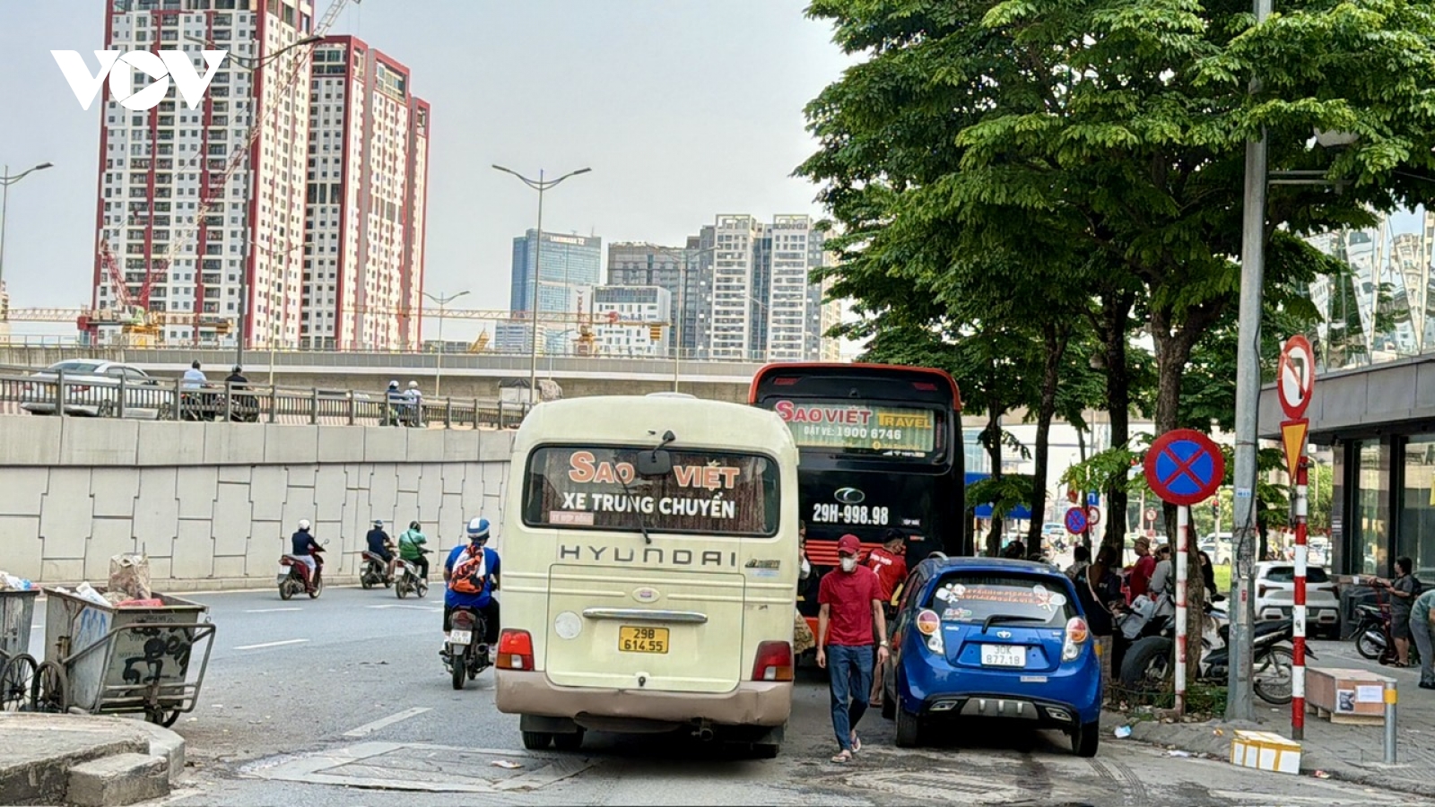 "Bến cóc" tái diễn trên đường Phạm Hùng, Nguyễn Xiển: Do xử phạt chưa đủ nghiêm?