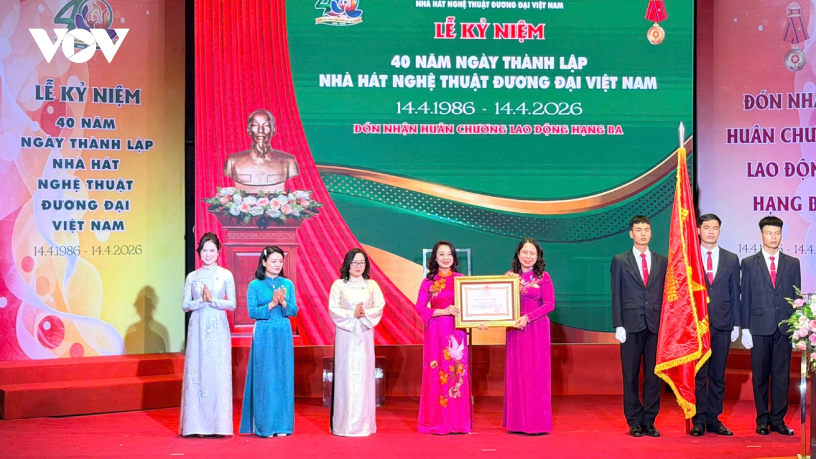 Nhà hát Nghệ thuật Đương đại Việt Nam đón nhận Huân chương Lao động hạng Ba